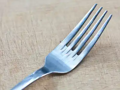 Un preso fue internado por tragarse un tenedor