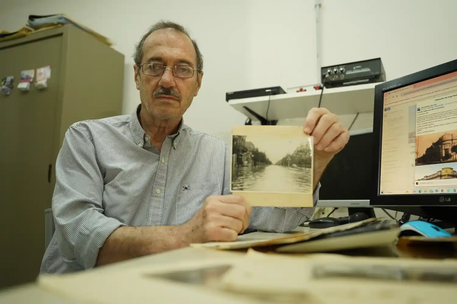 Jorge Dovis junto a valiosos recuerdos plasmados en fotografías.