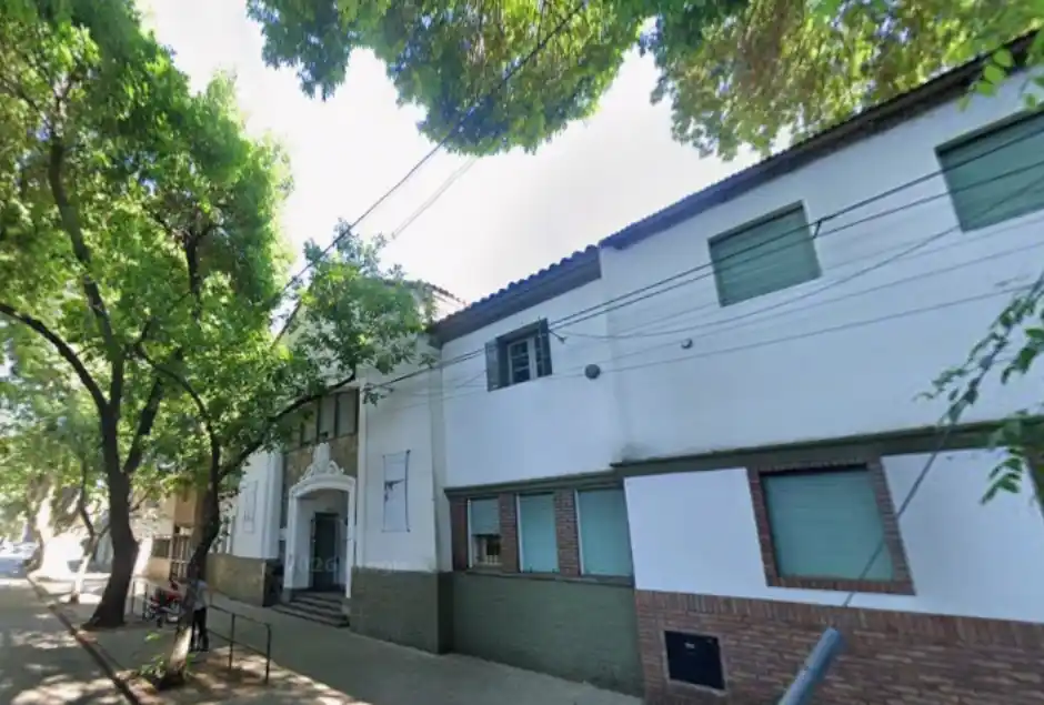 Operativo policial en una escuela de barrio Parque por una nueva pintada amenazante