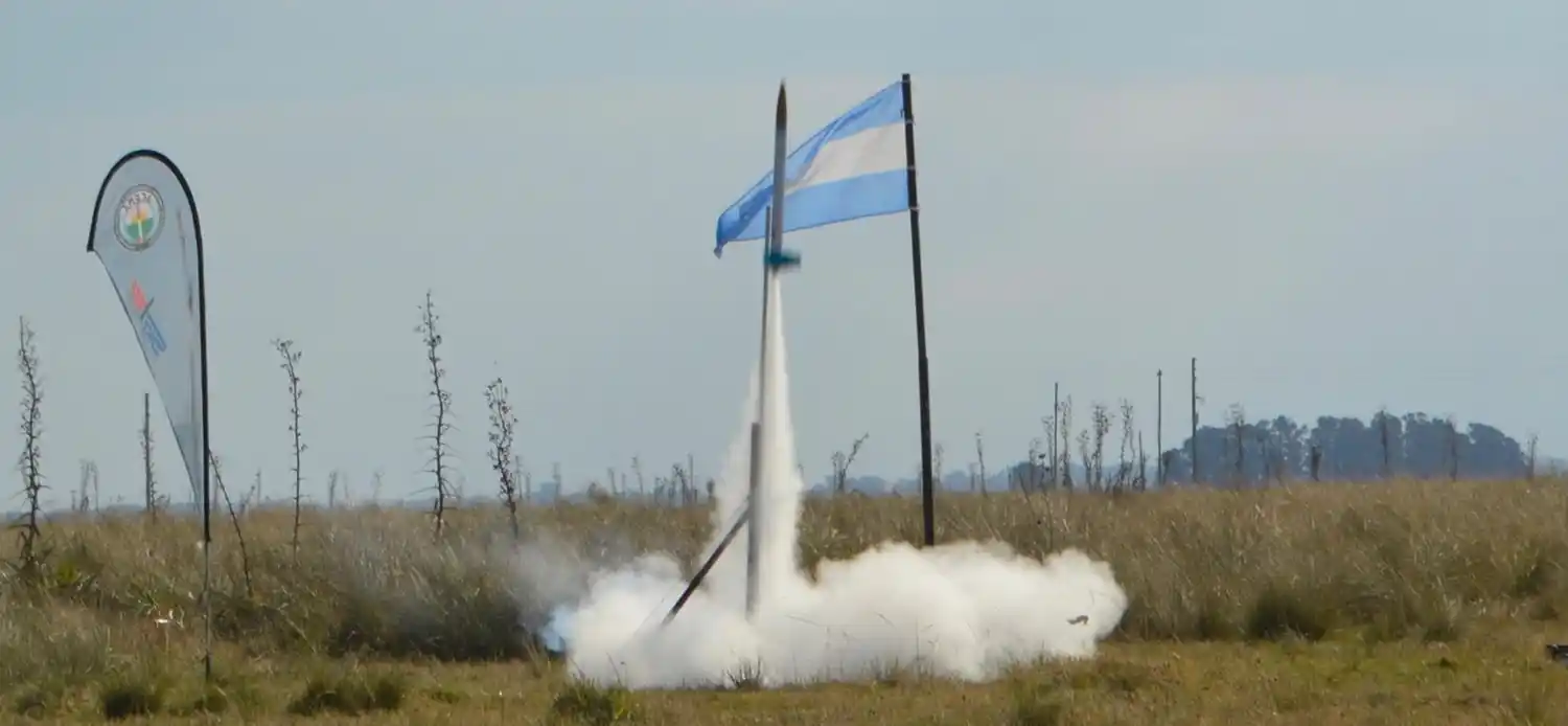 Lanzamiento del cohete de grupo de coheteria experimental-