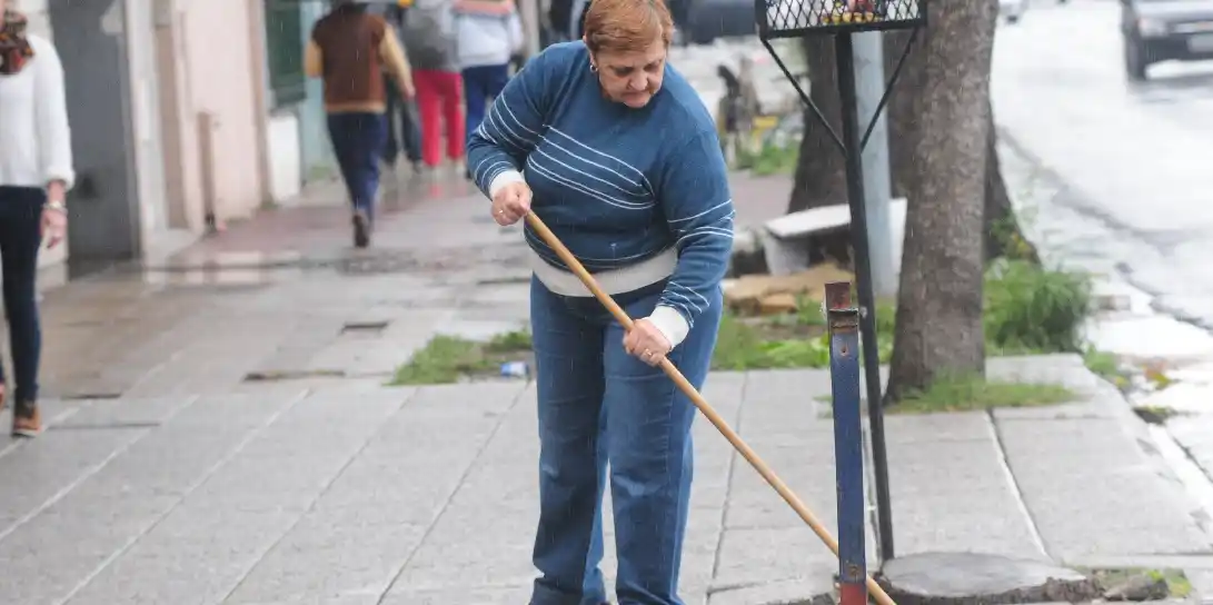 Se podrá baldear las veredas los jueves