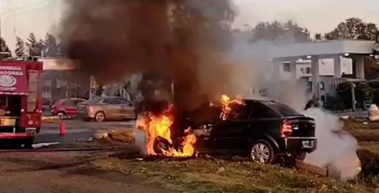 Un auto chocó con un camión y se incendió en la ruta A012