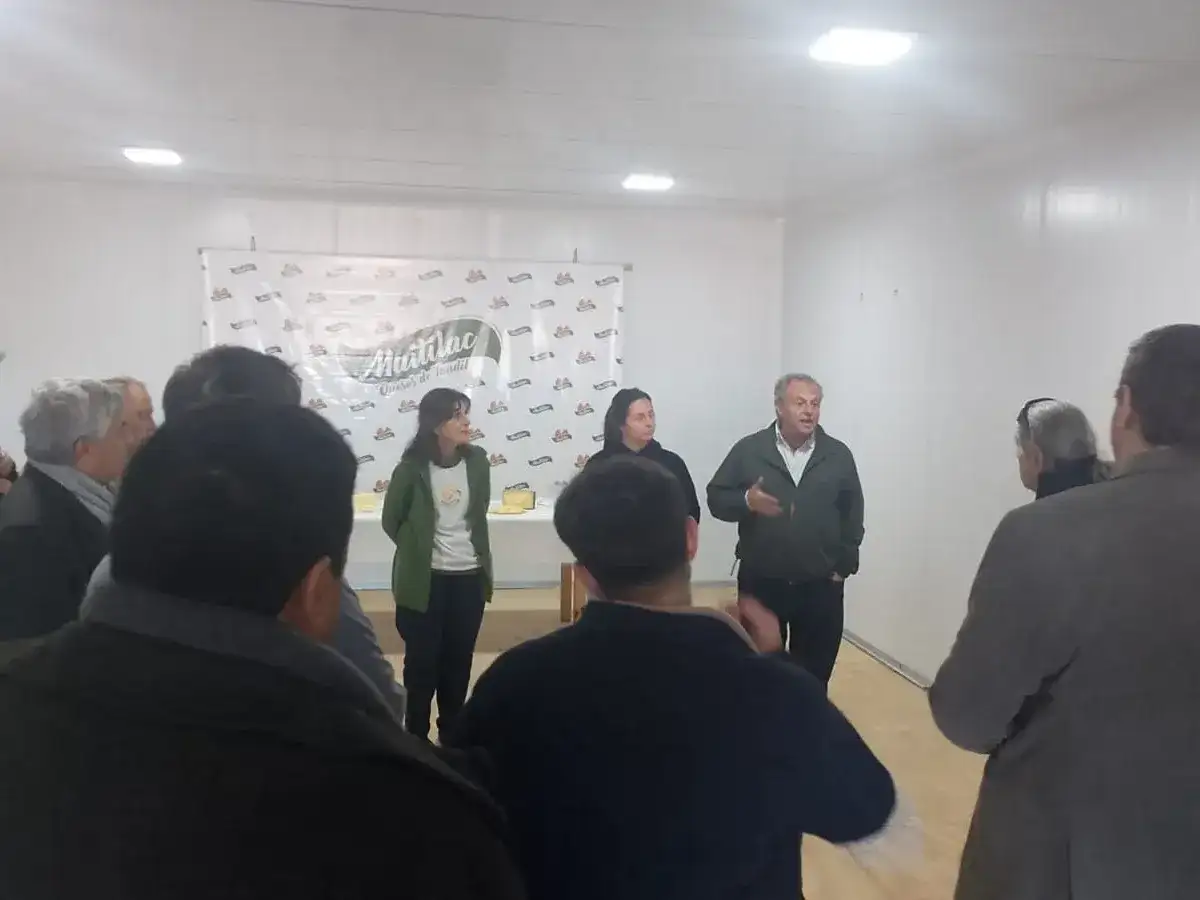 La delegación uruguaya recorrió las instalaciones de Maitilac, empresa integrante del Clúster Quesero