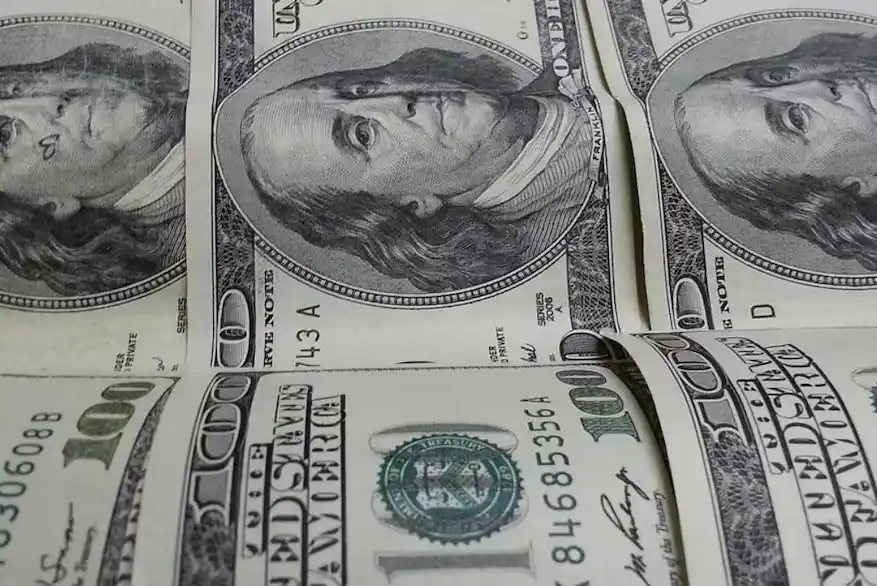 El dólar oficial superó los $1.300 en el Banco Nación y el "blue" llegó a $1.325