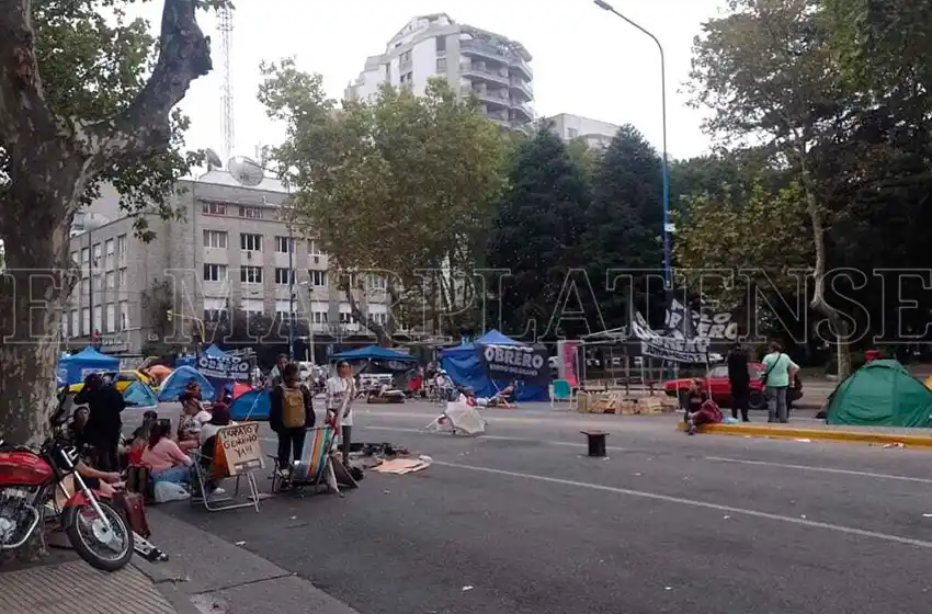 Acampe del Movimiento Socialista de los Trabajadores en la Municipalidad