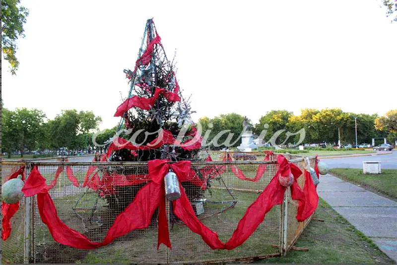 El espíritu navideño empieza a cobrar fuerza con el armado del arbolito