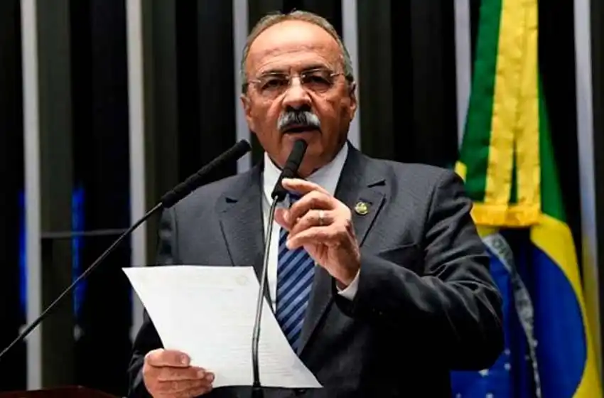Insólito: un senador bolsonarista investigado por fraude escondía dinero en su cola