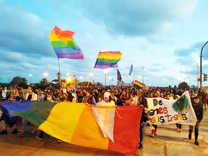 Orgullo gay. Colorida marcha en la Villa