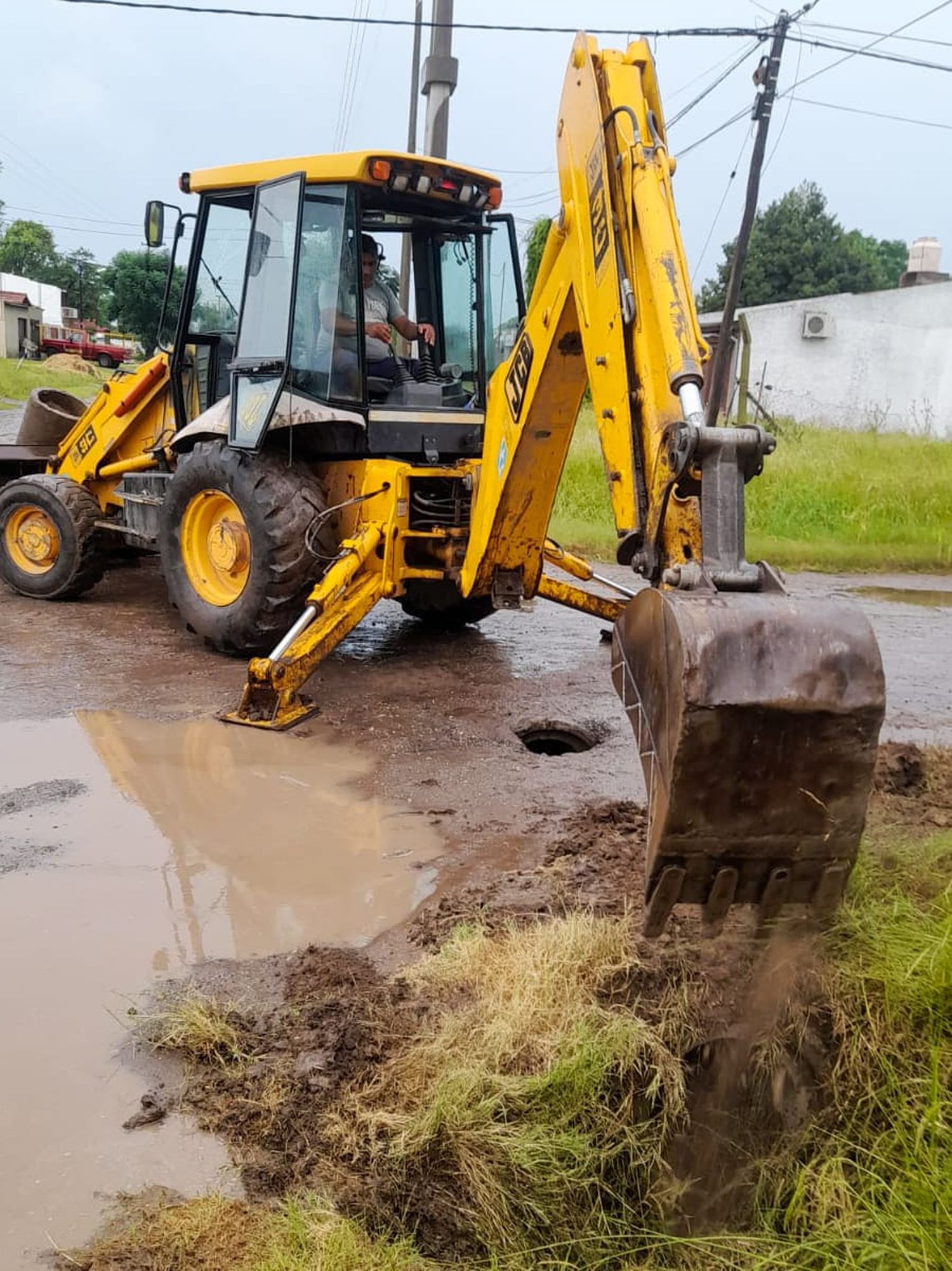 Las cuadrillas municipales atienden inconvenientes ocasionados por la lluvia