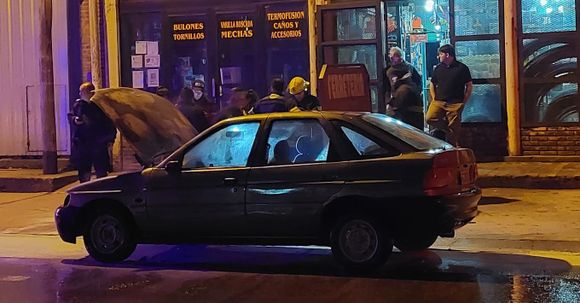 Incendio de un auto en 11 de Septiembre y Lucio Mansilla: un ferretero y los Bomberos sofocaron el siniestro