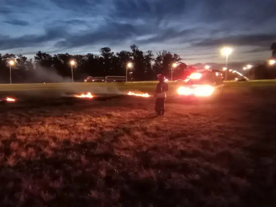 Incendio en el centro de la rotonda de 8 y 33. Crédito: Bomberos de Venado Tuerto.