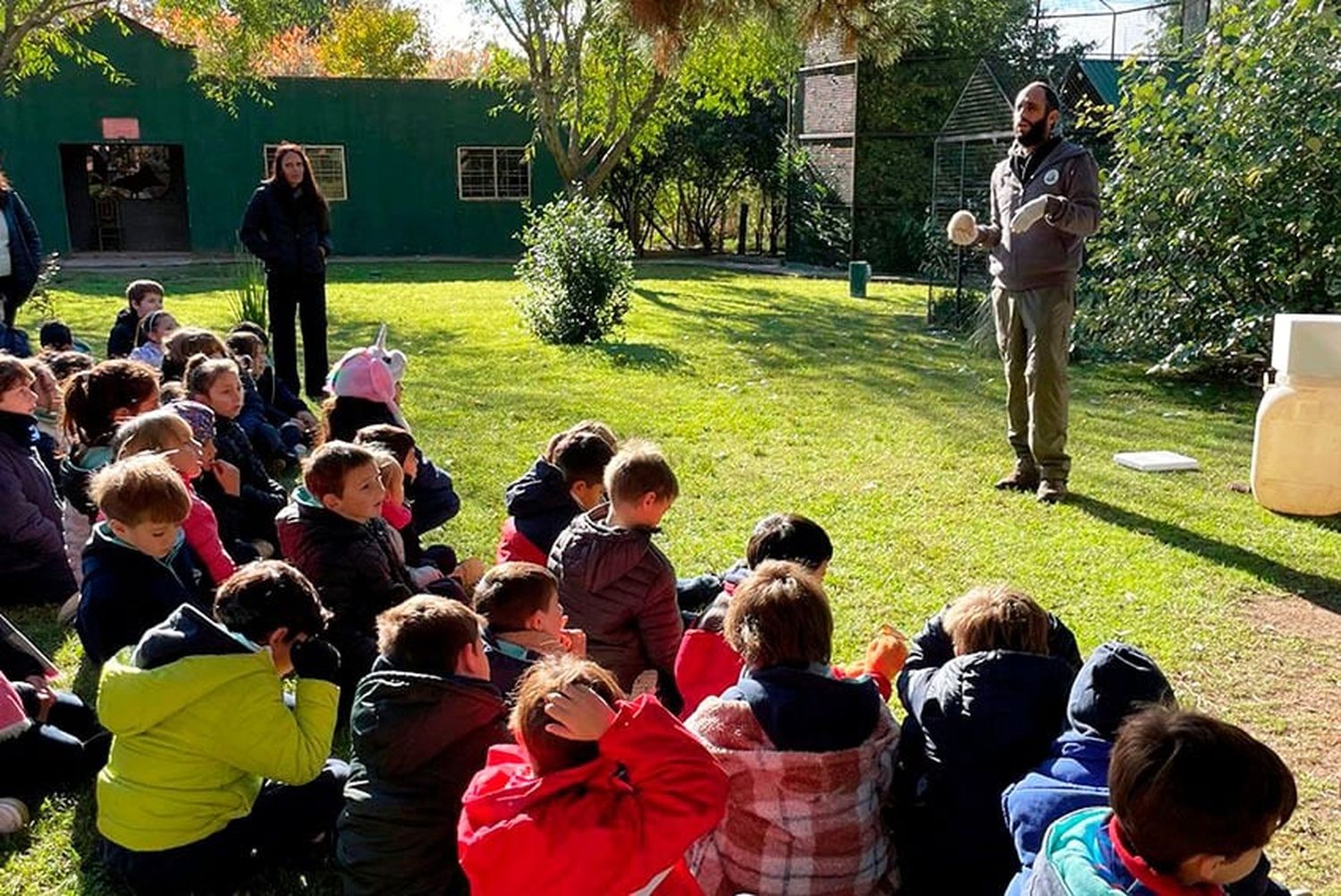 En la granja. Emilio Fernández, brindando una charla