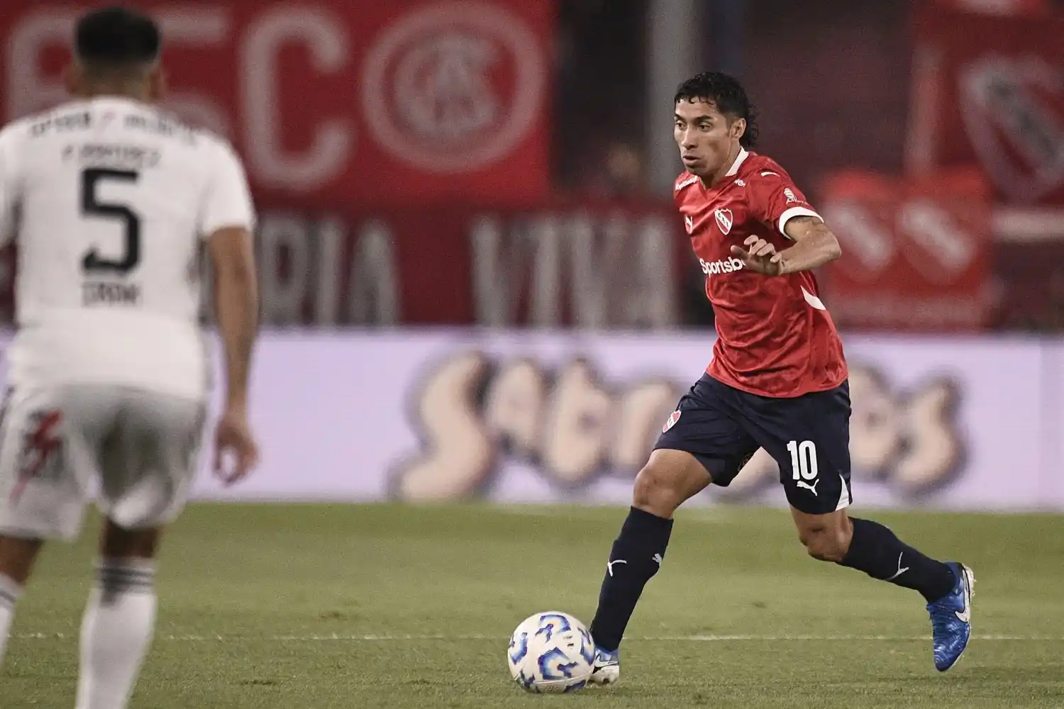 Cabral cumplió la suspensión y puede reaparecer en Independiente.