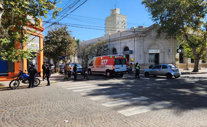 Accidente en pleno centro, frente a Banco Nación | Crédito: RADIO RAFAELA - 5