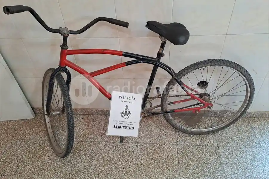 Fue a anotar a su hijo a la escuela y cuando salió se dio cuenta que le robaron la bicicleta