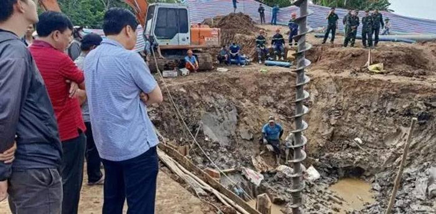 Intentan rescatar a un niño que cayó a un pozo de 35 metros de profundidad