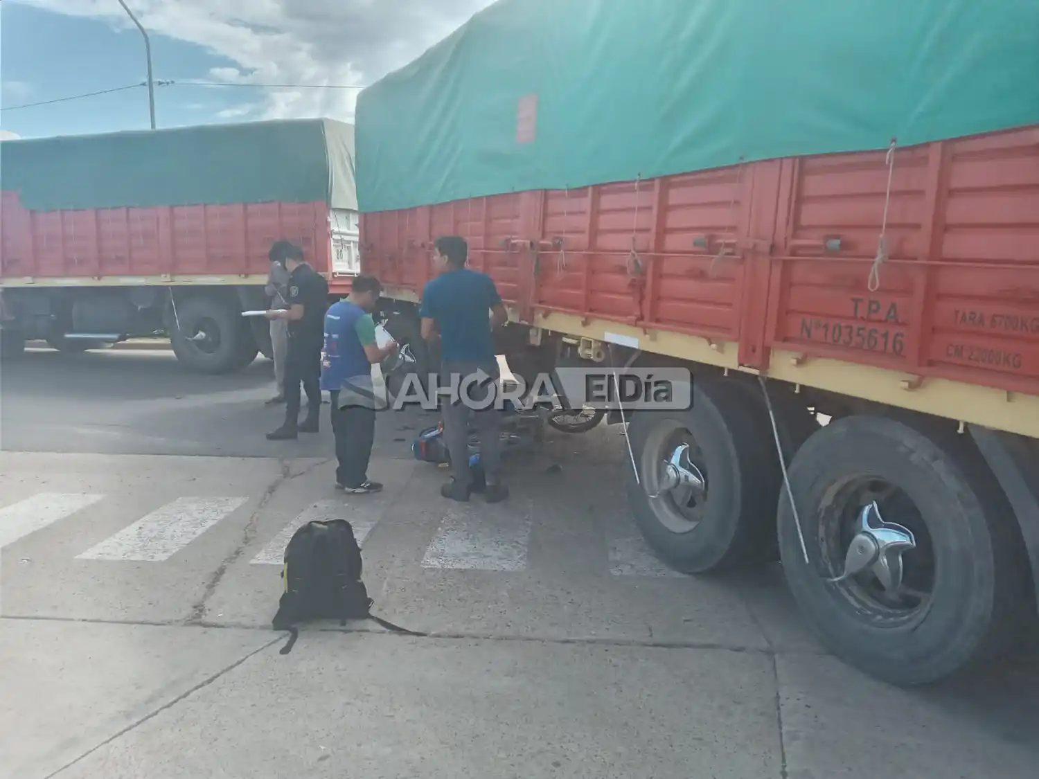 Una moto policial terminó debajo de un camión en la salida de una estación de servicios
