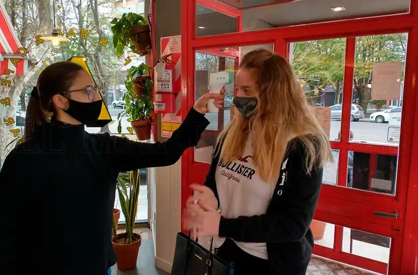 Por un caso sospechoso, cerraron un conocido café a metros del Centro de Salud 1
