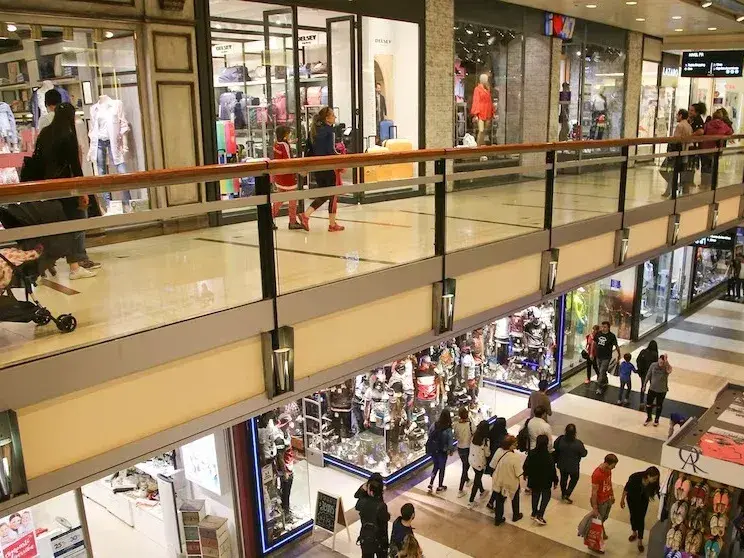 Las ventas en los centros de compras o shoppings crecieron 4,9% en octubre en forma interanual y en los supermercados bajaron un 0,1%, en la misma comparación, según informó hoy el INDEC