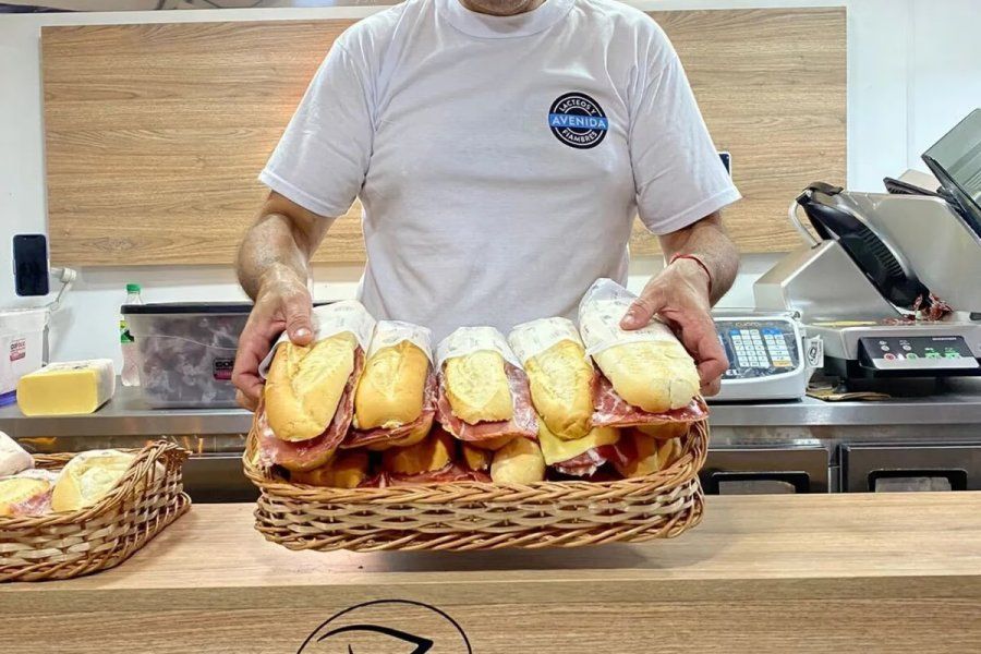 Vendió su auto para poner una fiambrería y se volvió furor en las redes: “Hago 2000 sándwiches por semana”