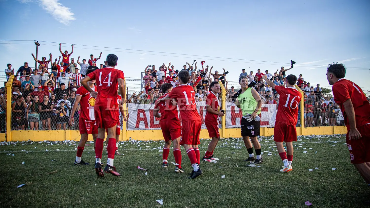 El festejo de jugadores de Huracán Ciclista ante su hinchada, el domingo en la cancha de Boca