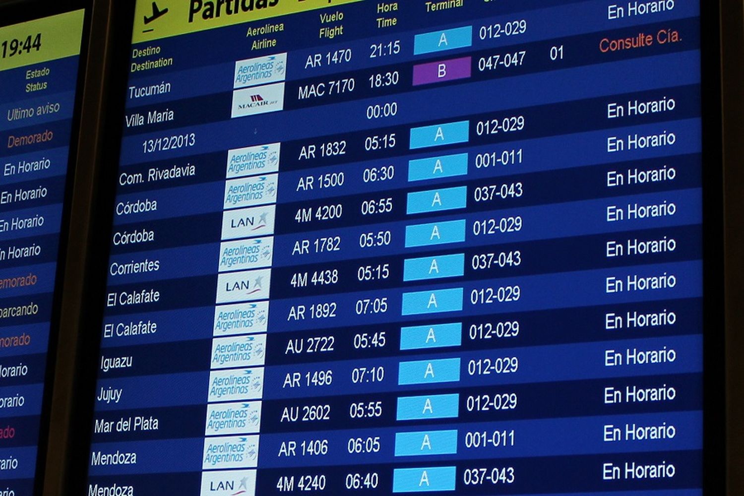 ¿Cuántos aeropuertos argentinos reciben vuelos comerciales regulares?