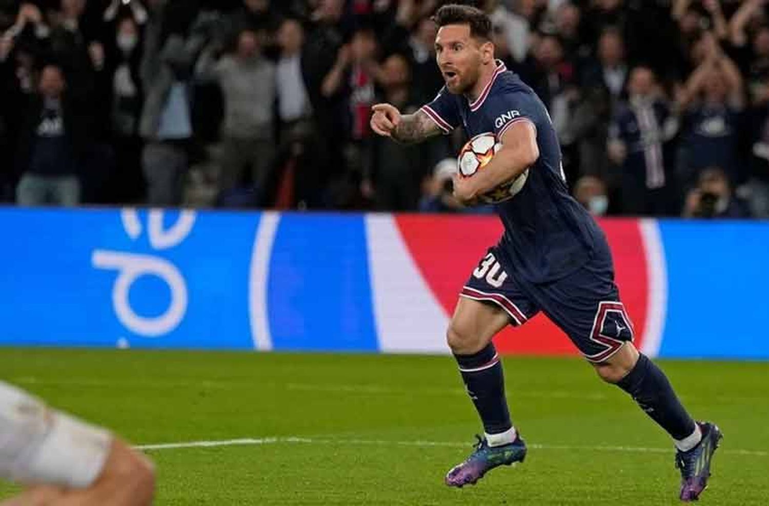 Con un Messi intratable y doblete incluido, el PSG venció al Leipzig