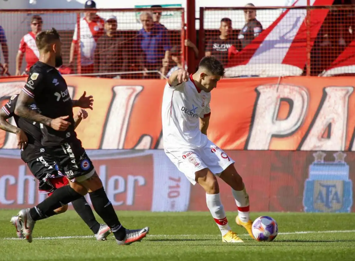 Cordero prepara el zurdazo ante Torrén.