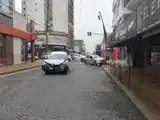 Una joven hospitalizada tras un fuerte choque en pleno centro