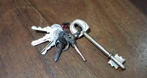 Se encontró un manojo con seis llaves