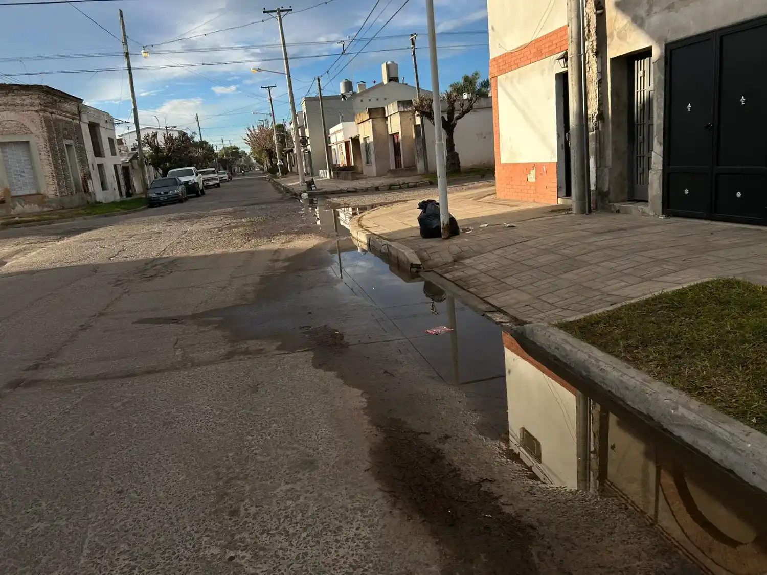 Crecen los reclamos por una pérdida de agua en calle Alvear