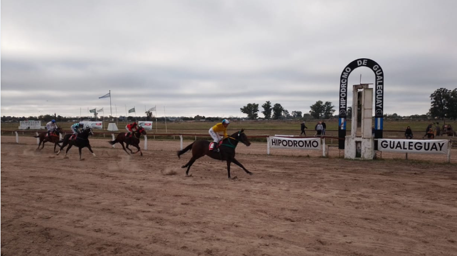 "El Negro Luis" ganó con comodidad el clásico 25 de Mayo.
