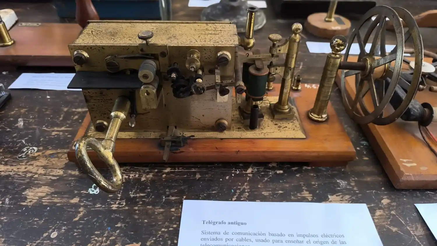 La Escuela Normal inauguró la muestra  “Aquel laboratorio de ayer”