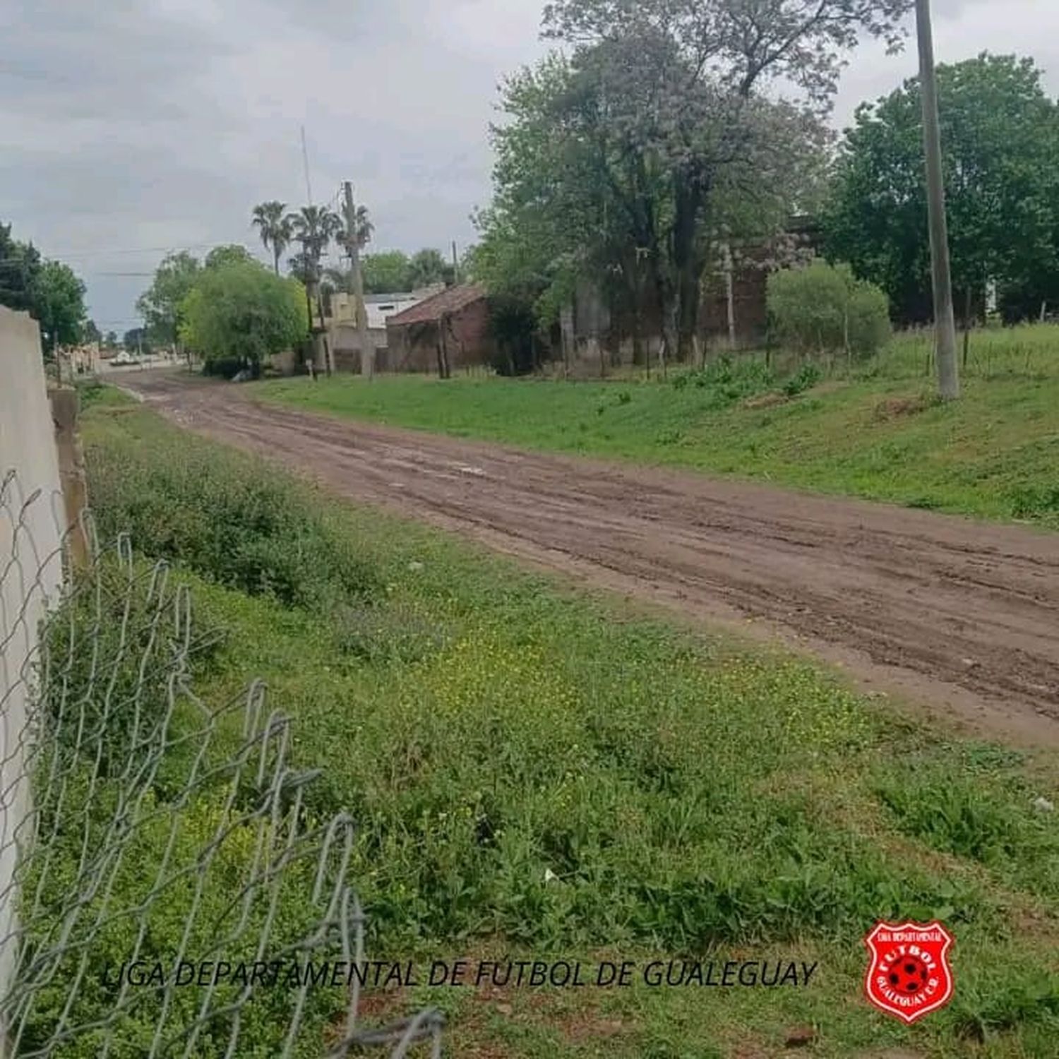 Estas eran las condiciones en que se encontraba cerca del mediodía de hoy la calle (M. Epele) por donde debía ingresar la hinchada de Urquiza al estadio Alberto "Pocha" Badaracco. Las últimas precipitaciones abatidas sobre Gualeguay le dijeron no al fútbol local.