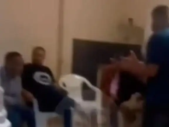 Dos pastores a los golpes en el templo