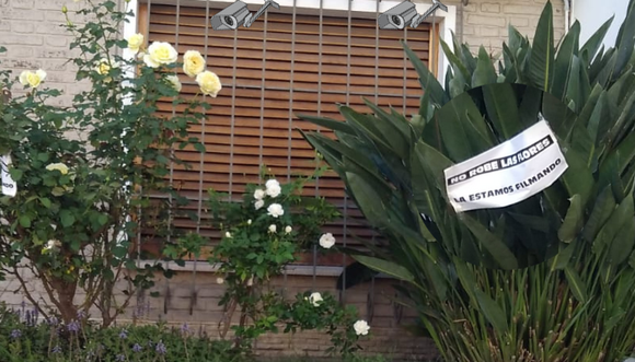 ¡No robe las flores, la estamos filmando!