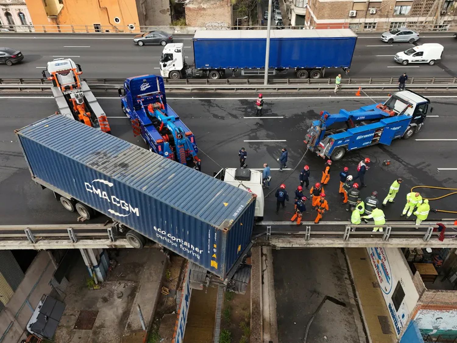 Un camión quedó colgando en la autopista 25 de mayo