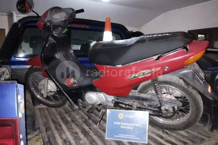 Robaron una moto y la dejaron abandonada en una vereda