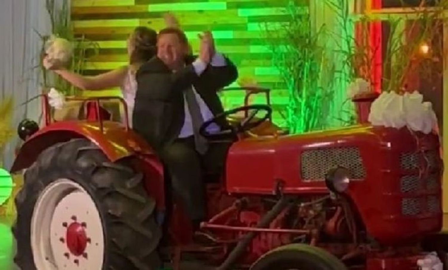 Se dieron el gusto de ingresar al salón en tractor
