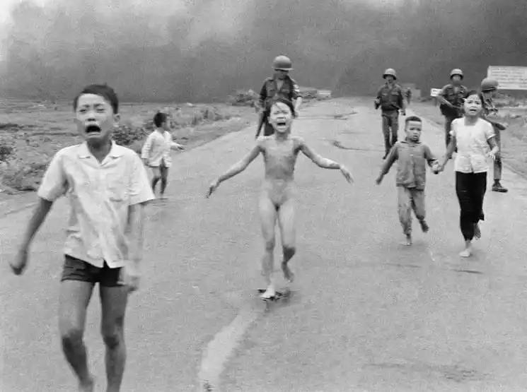 Medio siglo después, la “niña del napalm” de Vietnam culminó un tratamiento para sanar su piel