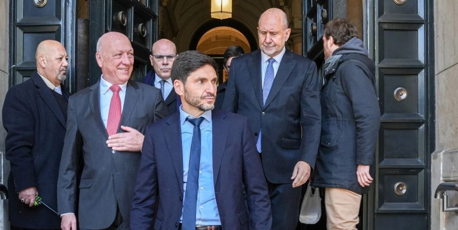 Pullaro asistió a la audiencia de conciliación en la Corte Suprema de Justicia de la Nación acompañado por sus antecesores, Antonio Bonfatti y Omar Perotti. Crédito: Archivo El Litoral.