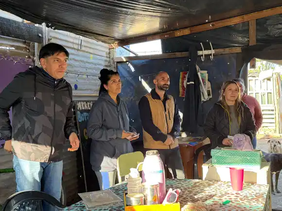 Bárbara Chivallero y los integrantes de la lista de unión por castellanos caminaron en el barrio Italia