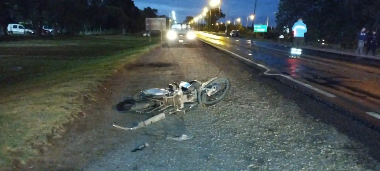 Los tripulantes del birrodado sufrieron politraumatismos. Foto: Bomberos Voluntarios de Venado Tuerto