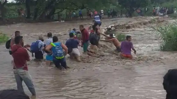 Por HAMBRE y DESESPERACIÓN cruzan la frontera los caminantes venezolanos