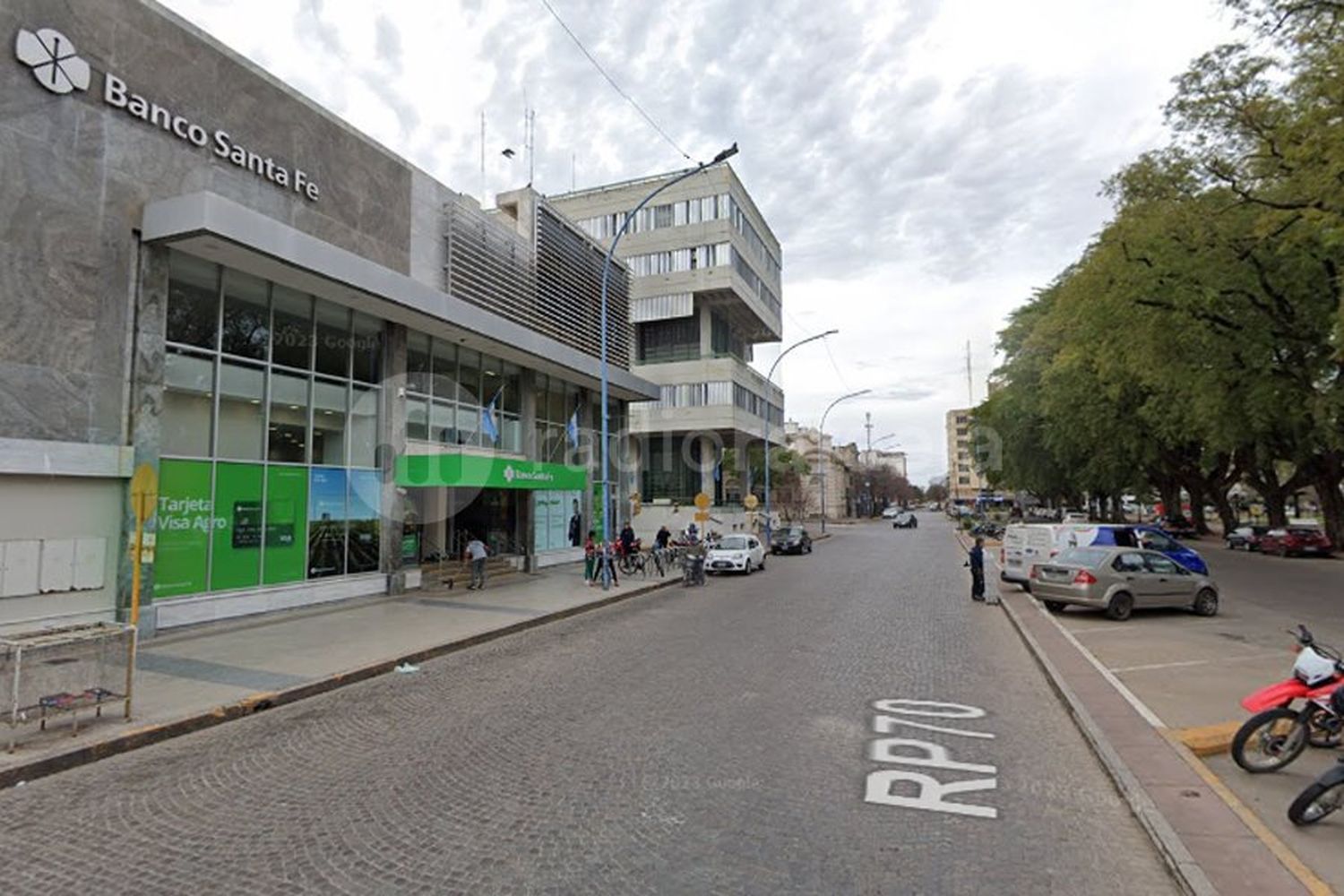 Tres “lavacoches” protagonizaron una gresca frente al Nuevo Banco Santa Fe