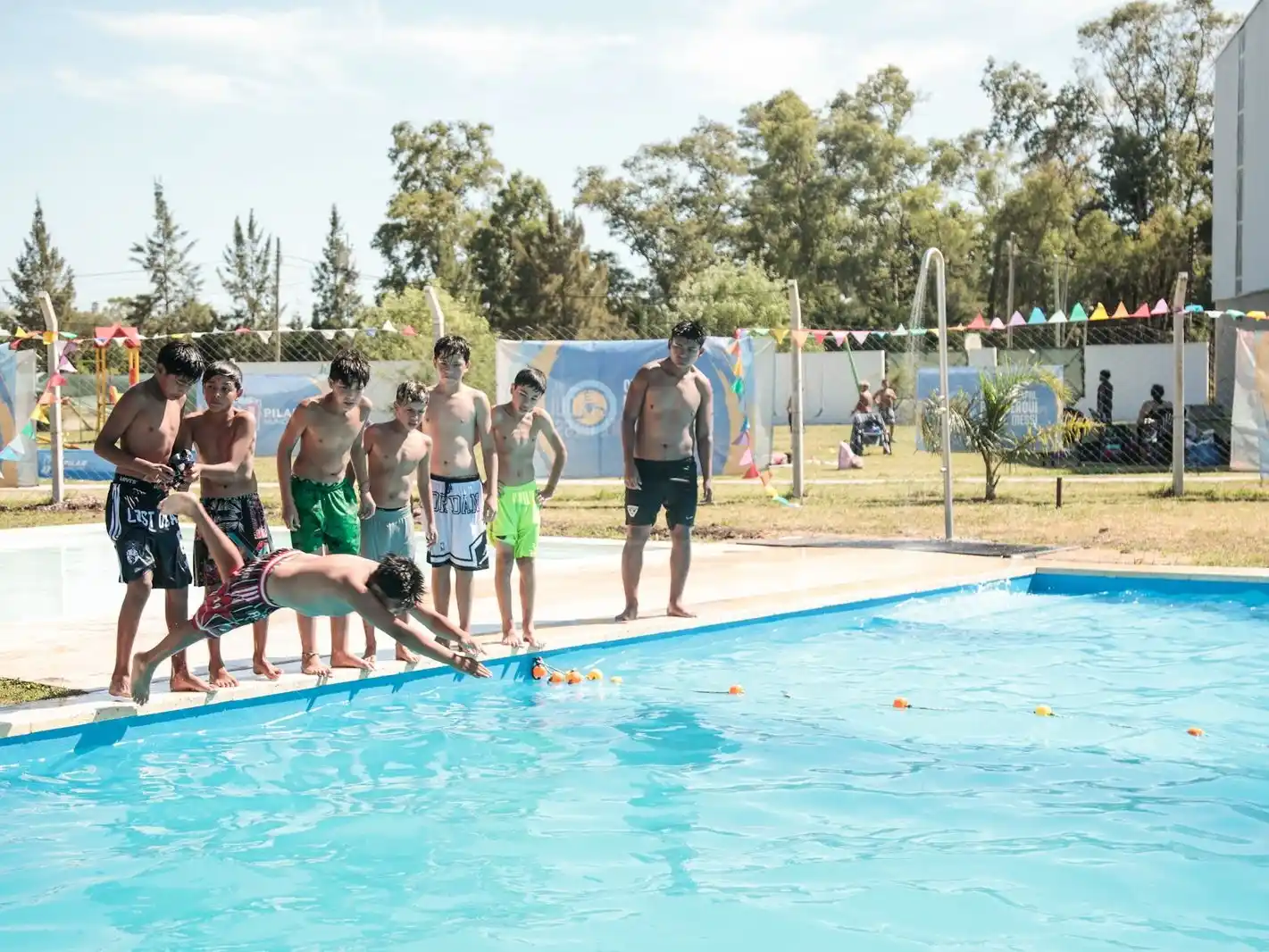 Chicos en la pileta