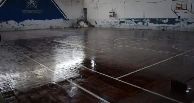 Regresa el deporte al renovado gimnasio de Los Andes