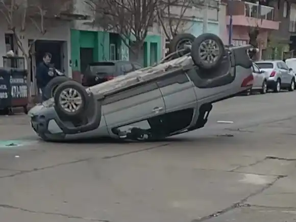 Viernes accidentado: espectacular choque y vuelco en San Juan