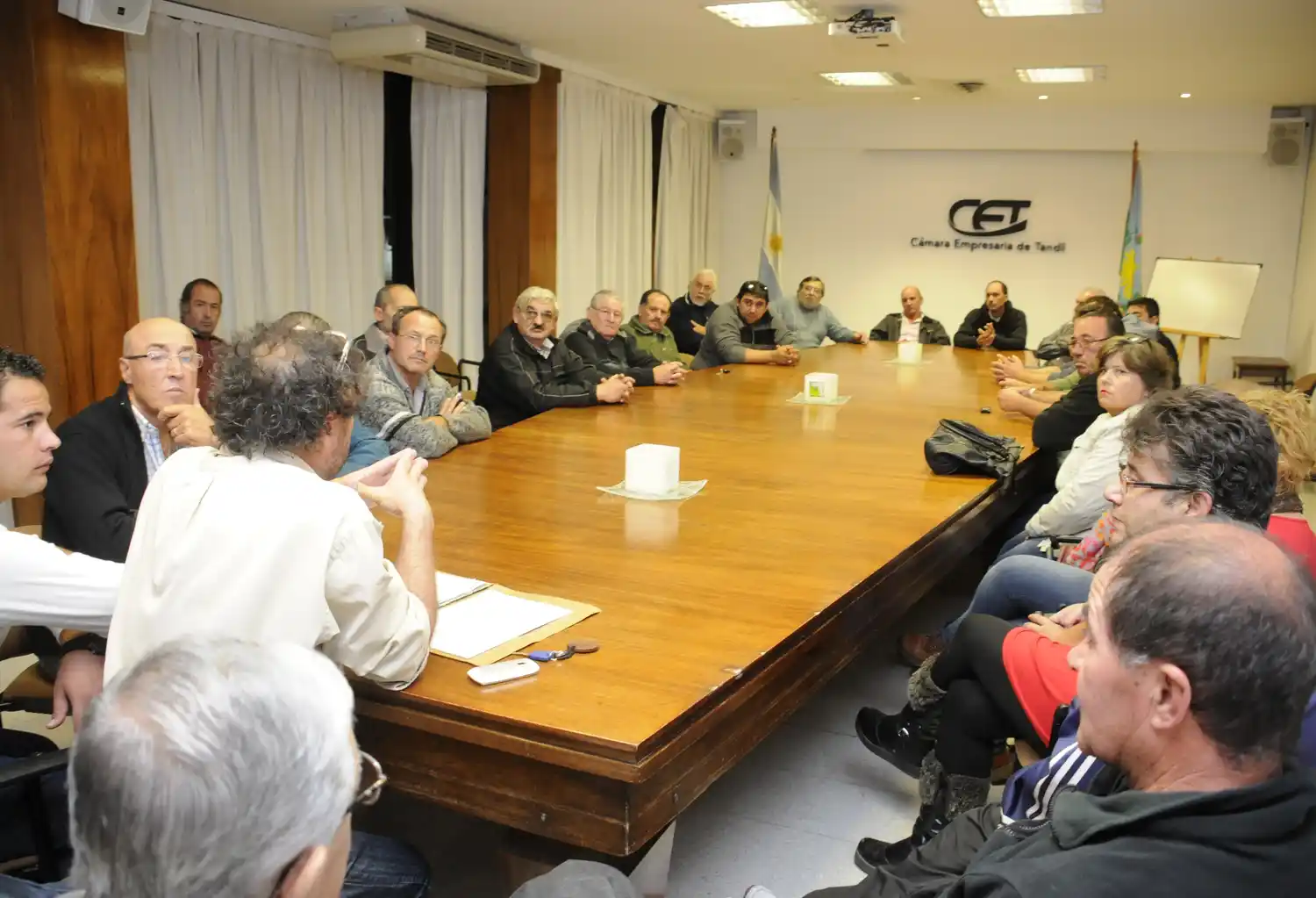 Taxistas definen el pedido de aumento de tarifas