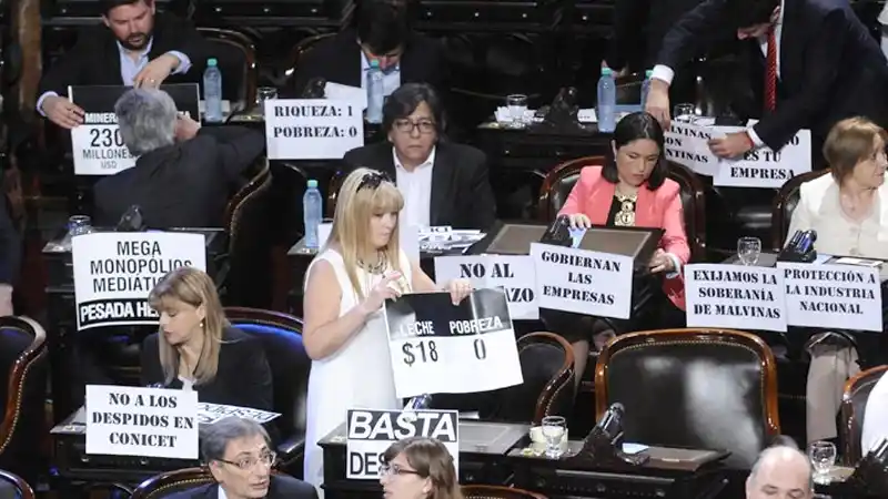 Expusieron carteles en el recinto contra acciones de Macri